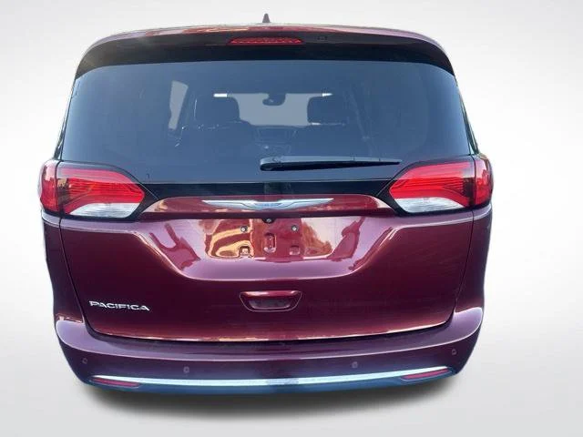 Used 2018 Red Chrysler Touring L Plus image 4