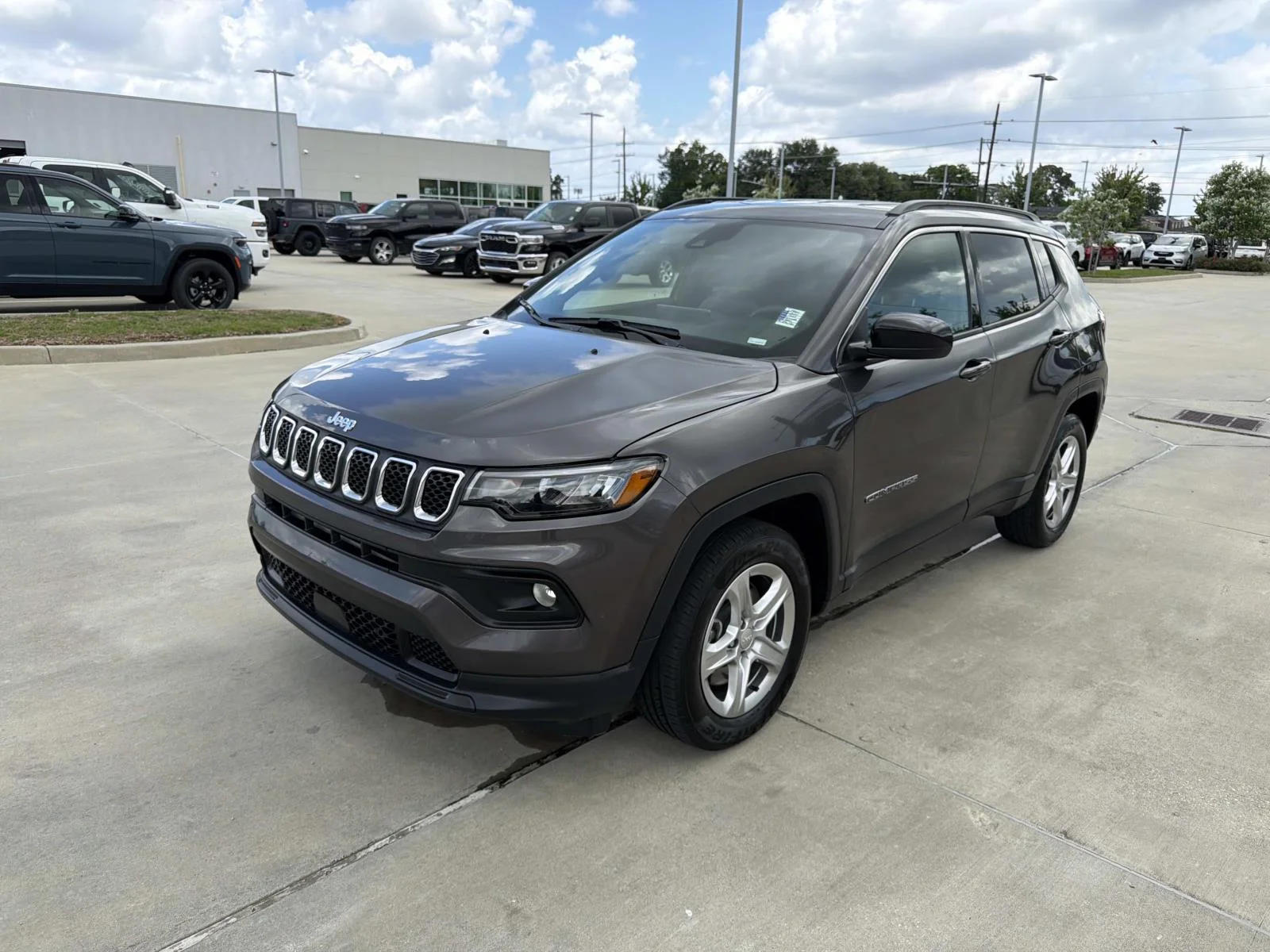 Used 2024 Gray Jeep Latitude 4x4 image 3