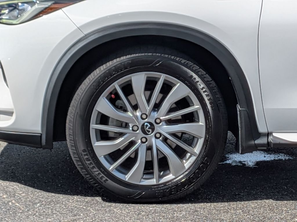 Used 2023 White INFINITI LUXE image 11