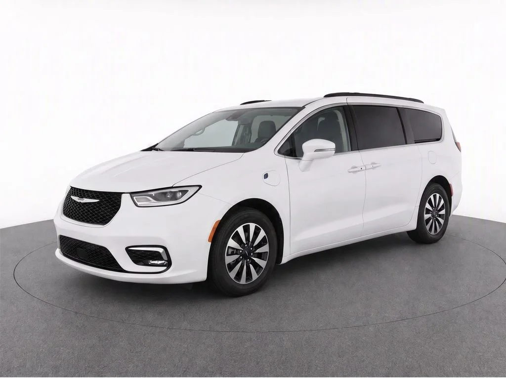 Used 2022 White Chrysler Touring L image 1