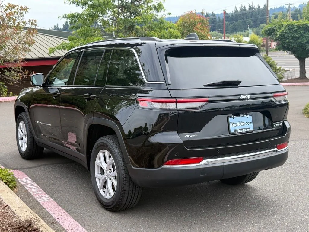 Used 2022 Diamond Black Crystal Pearlcoat Jeep Limited image 6