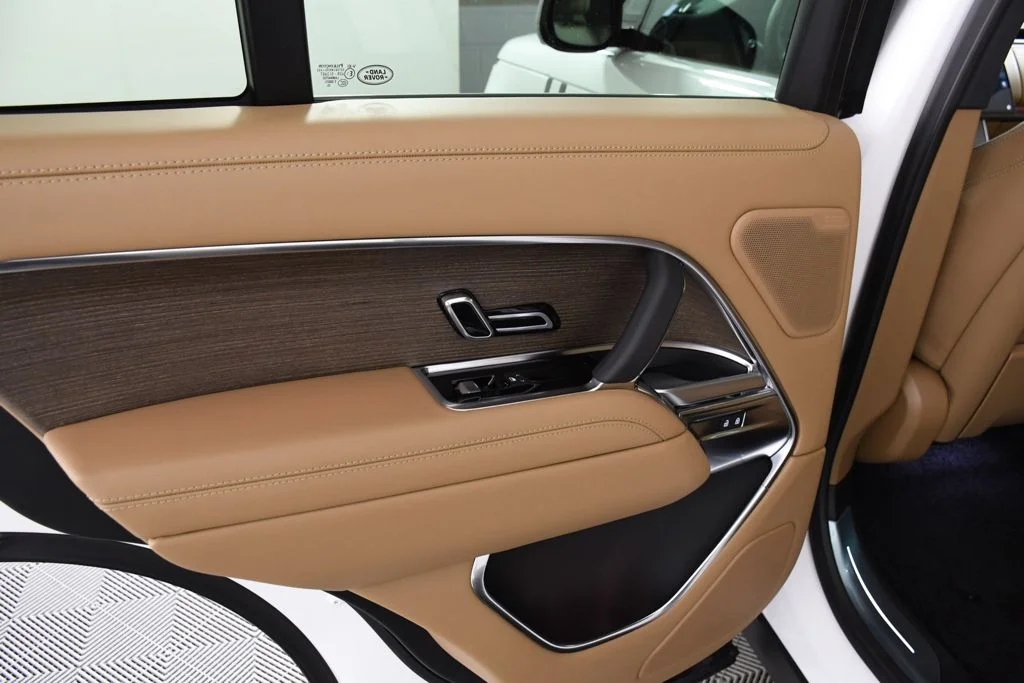 New 2026 Ostuni Pearl Wh Land Rover SE image 25