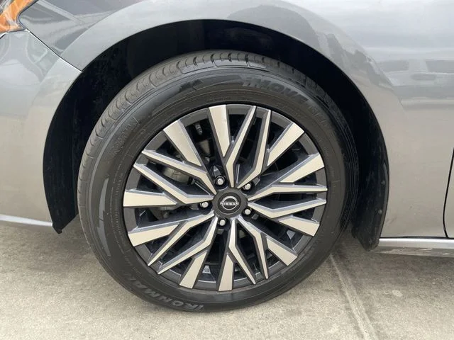 2025 Nissan Altima SV - Photo 13