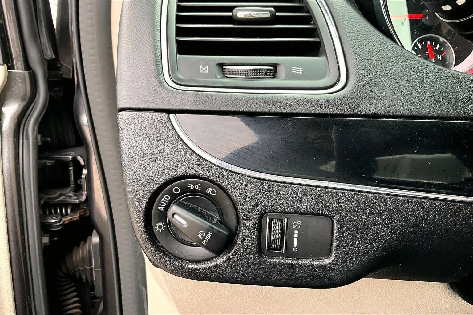 Used 2020 Granite Pearlcoat Dodge SXT image 35