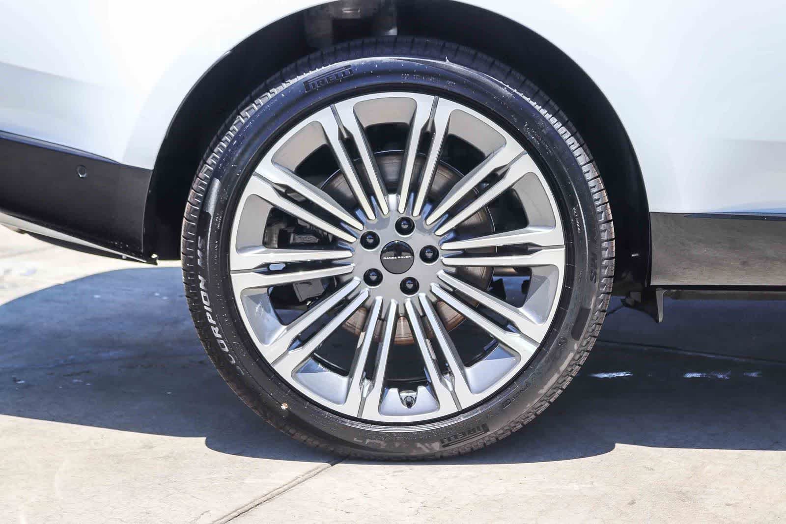 New 2026 Fuji White Land Rover SE image 8