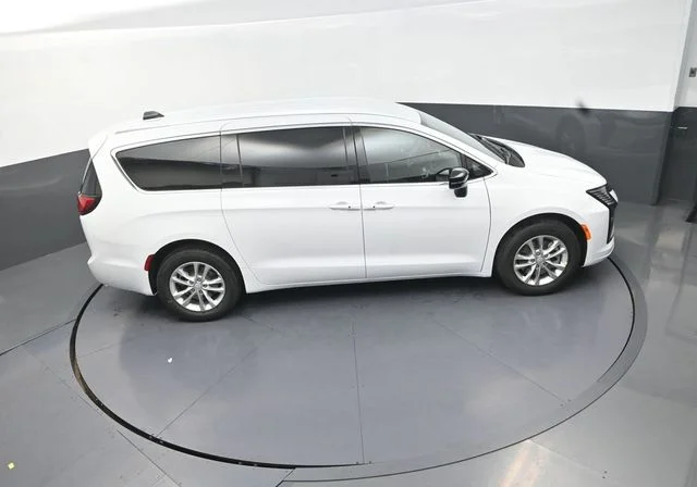 New 2027 Bright White Clear-Coat Exterior Paint Chrysler Select image 18