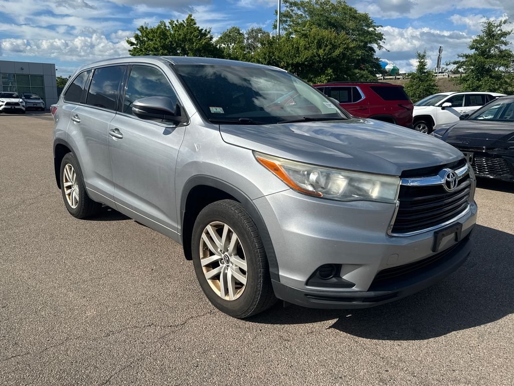 Used 2016 Silver Toyota LE V6 image 9