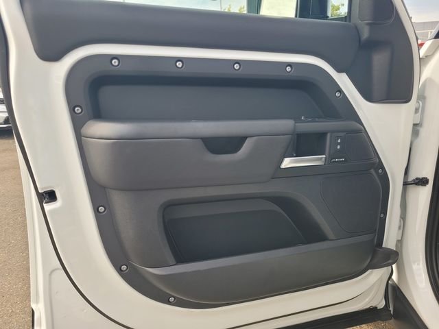 Used 2025 White Land Rover S image 18