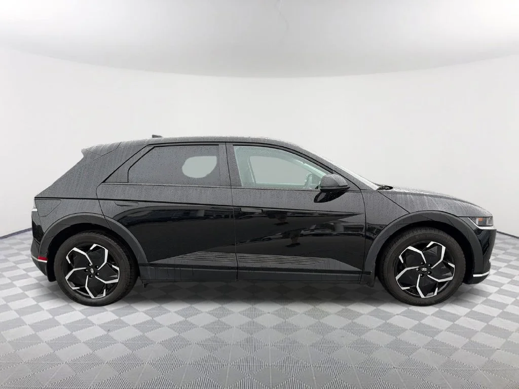 Used 2024 Black Hyundai SEL image 4