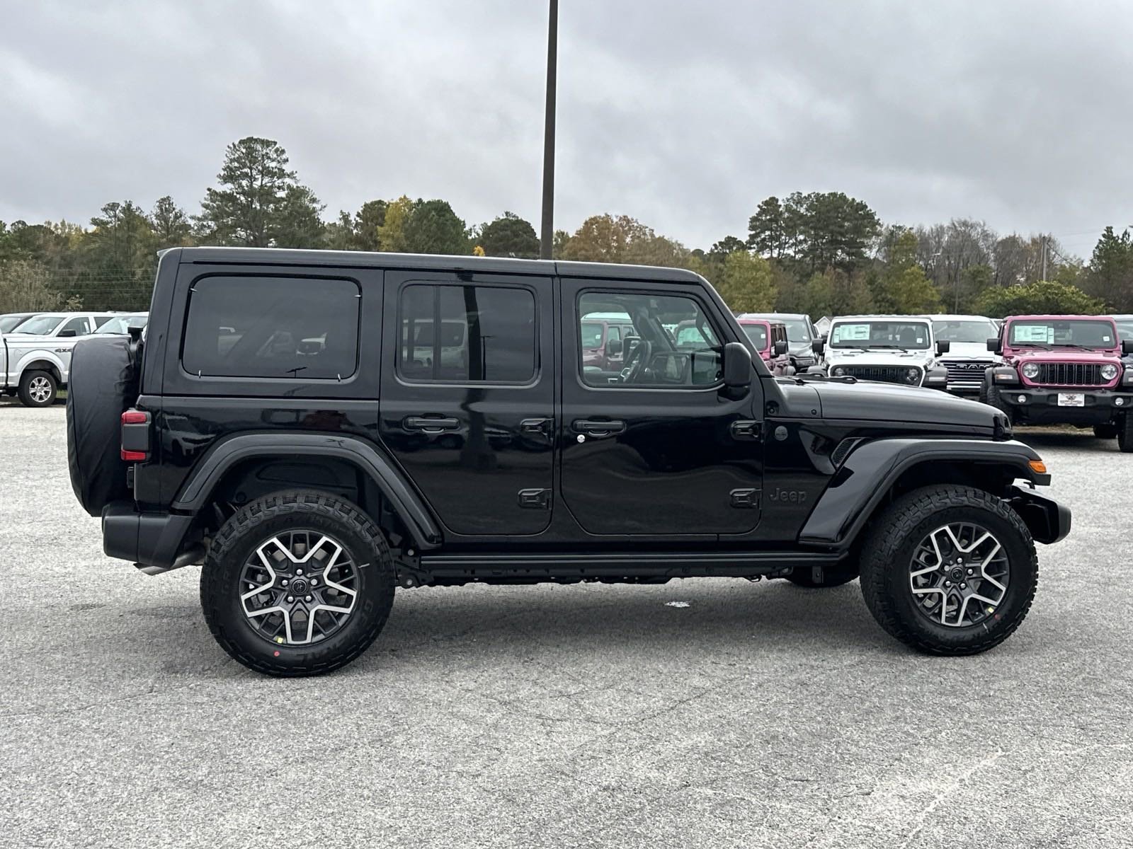 New 2025 Black Clear-Coat Exterior Paint Jeep Sahara image 9