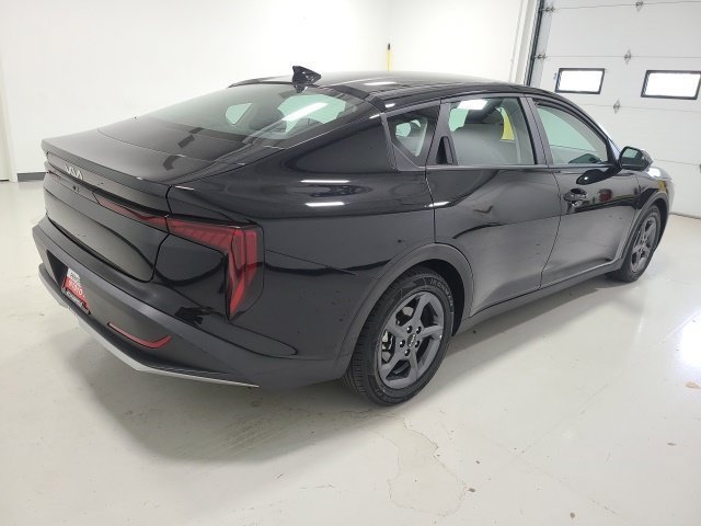 Used 2025 Aurora Black Pearl Kia LXS image 5