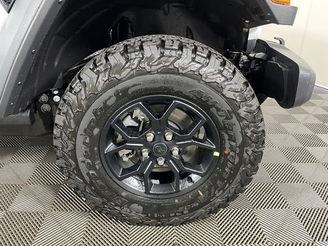 New 2026 Bright White Clear-Coat Exterior Paint Jeep Willys image 5