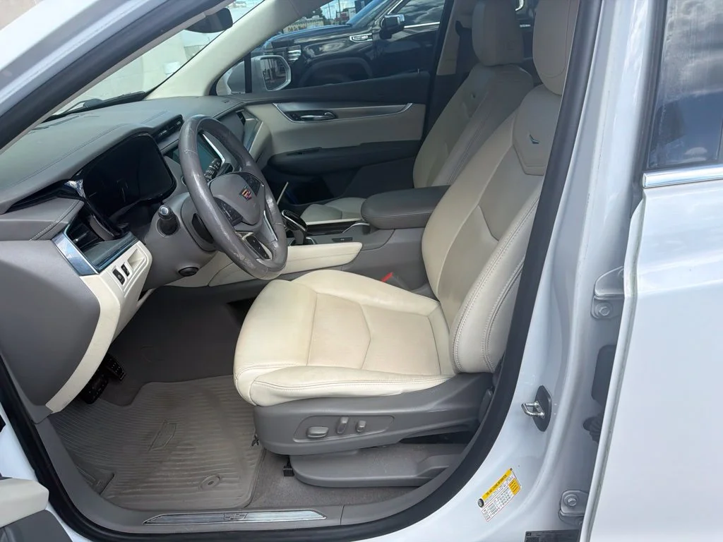 Used 2018 White Cadillac Luxury image 5