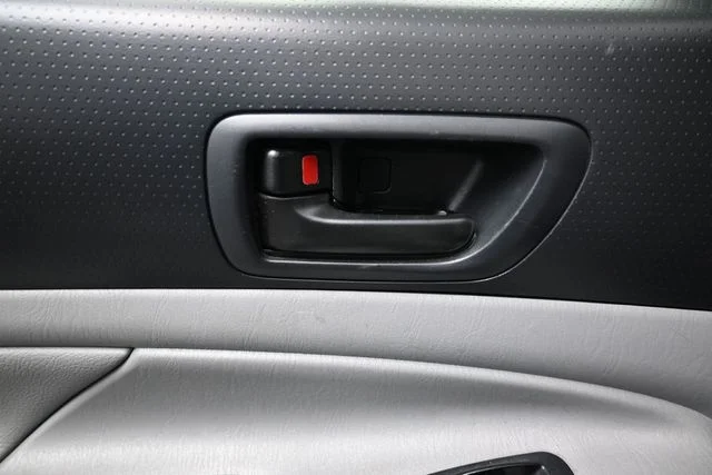 Used 2015 White Toyota Base image 12