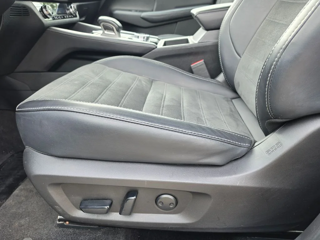 Used 2024  Mitsubishi SE image 17