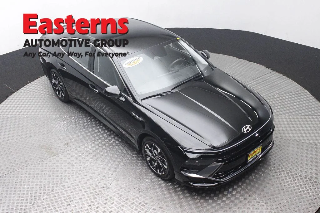 Used 2025 Black Hyundai SEL image 3