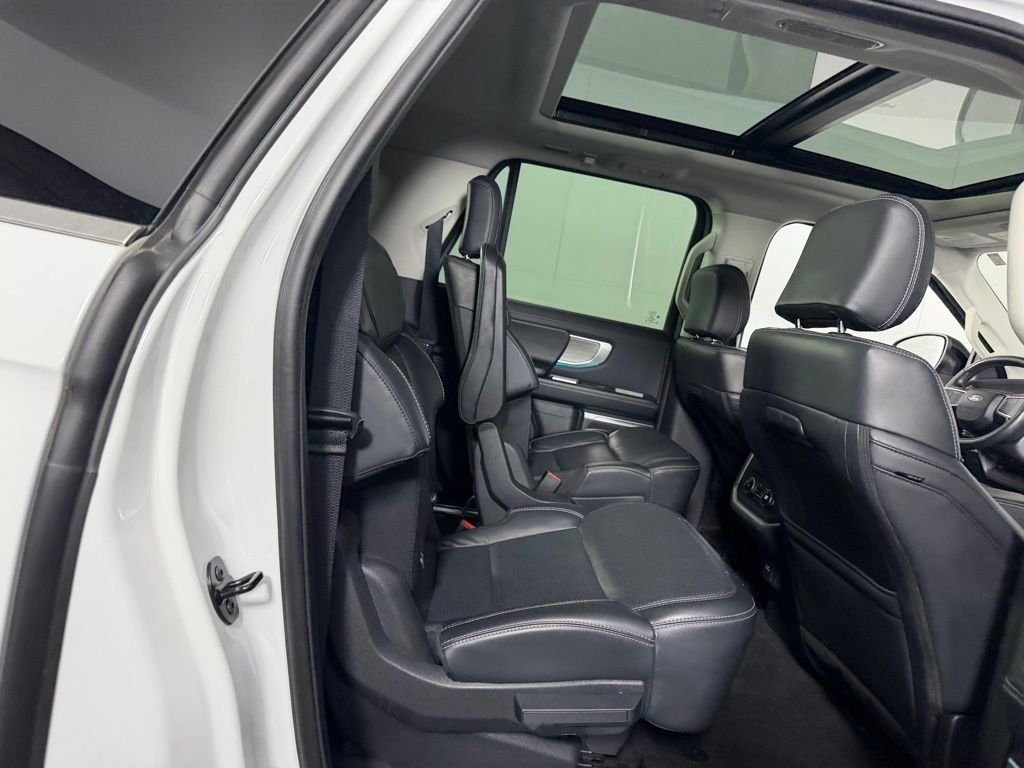 Used 2025 White Metallic Ford Platinum image 27