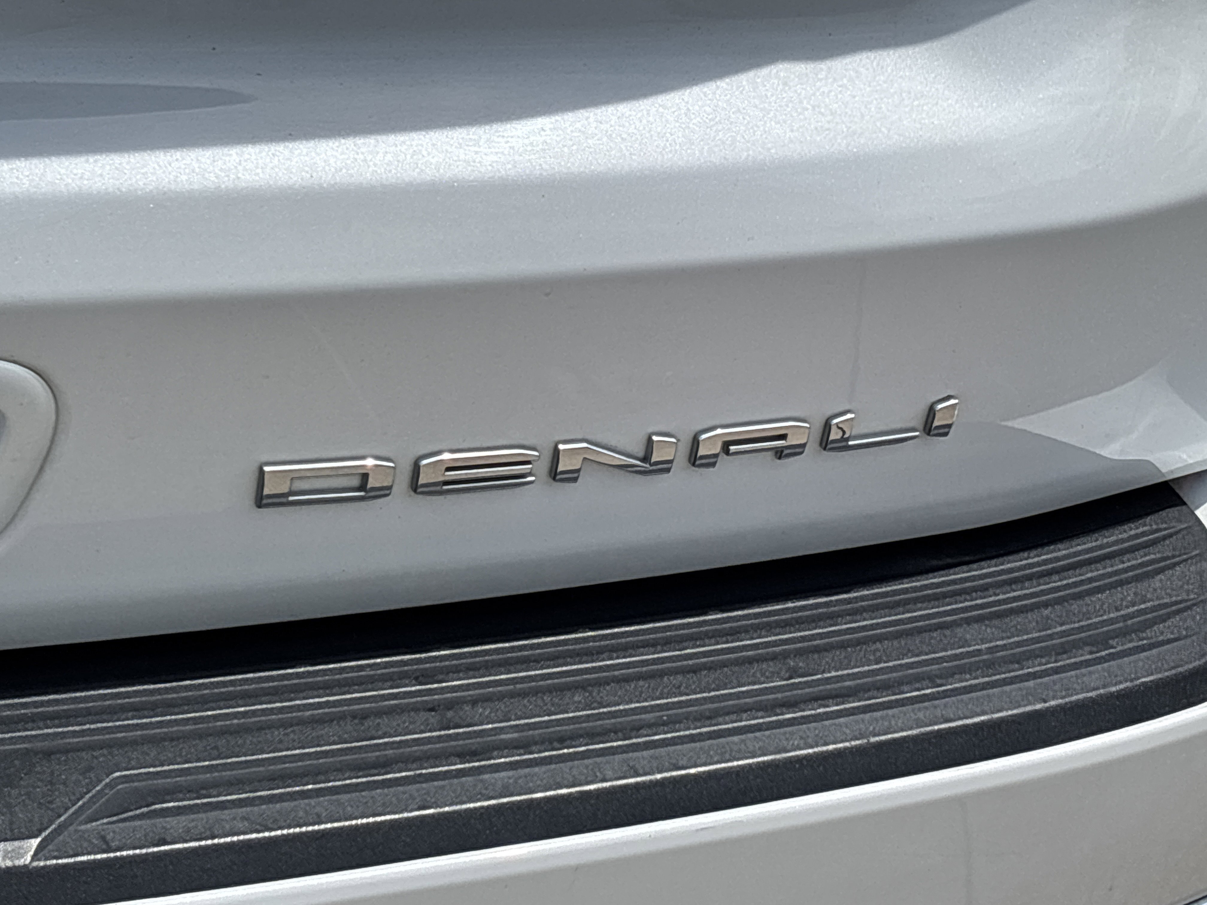 Used 2022 White Frost Tricoat GMC Denali 4WD image 6