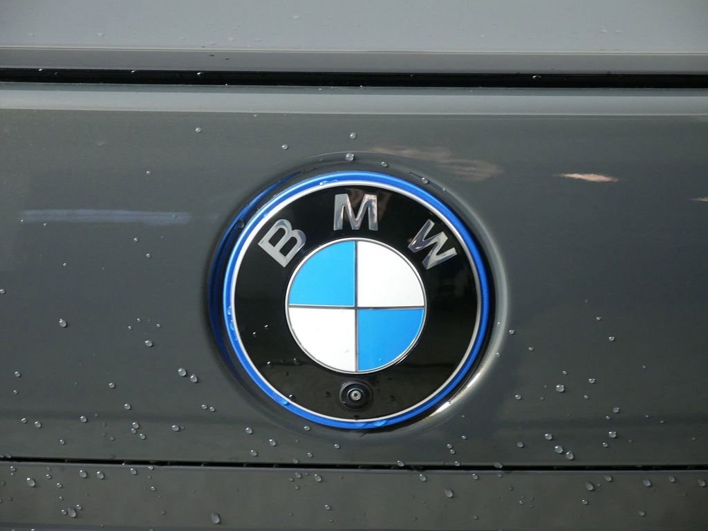 2025 BMW 7 Series 750e - Photo 10