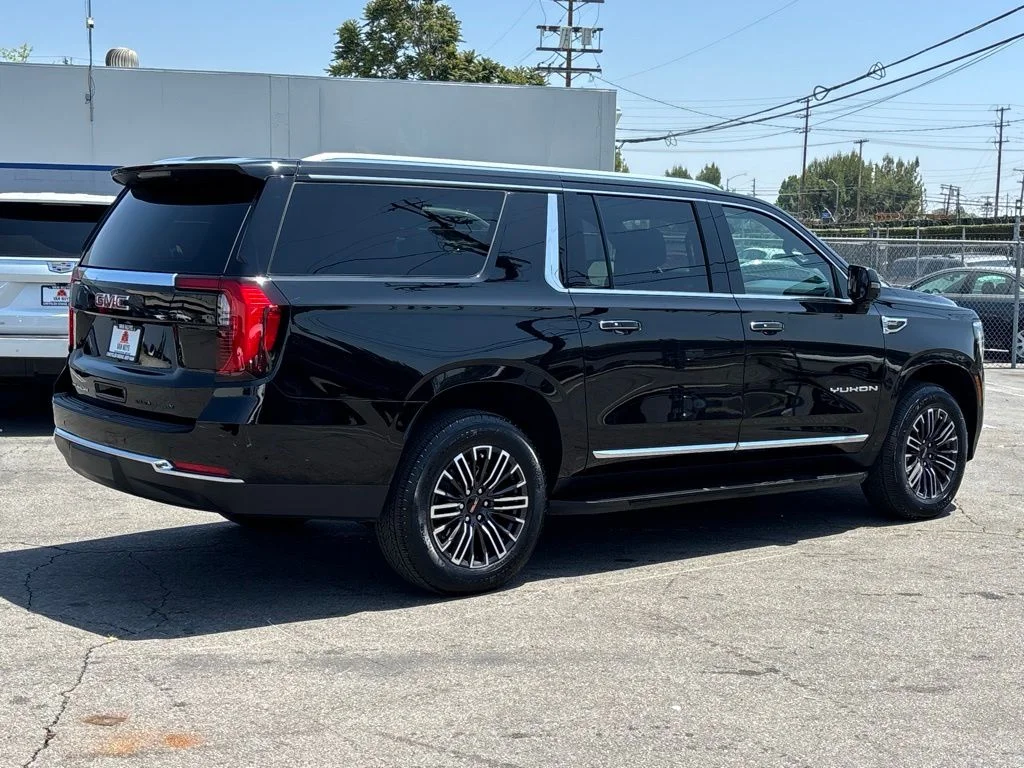 Used 2025 Onyx Black GMC Elevation image 3