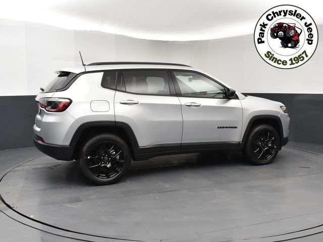 New 2026 Silver Zynith Metallic Clearcoat Jeep Latitude image 6