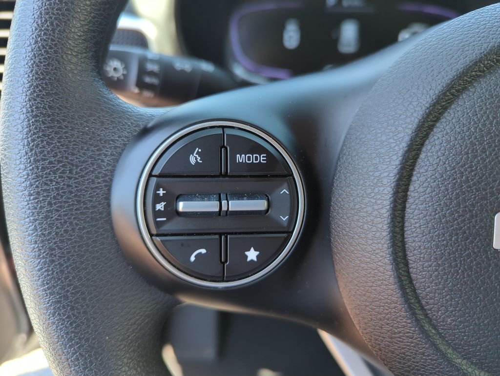 Used 2025  Kia LX image 22