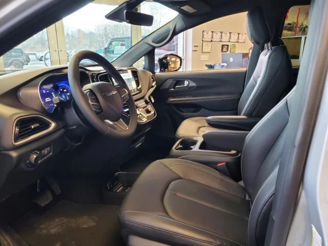 New 2026 Silver Mist Clearcoat Chrysler LX image 4
