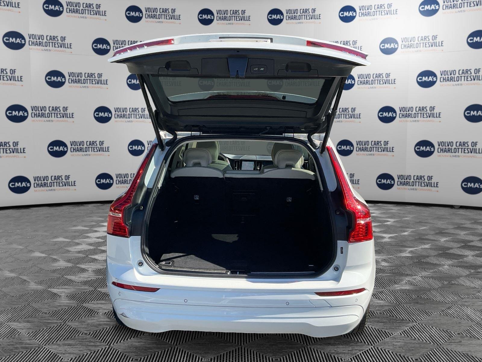 Used 2022 Crystal White Metallic Volvo Momentum image 11