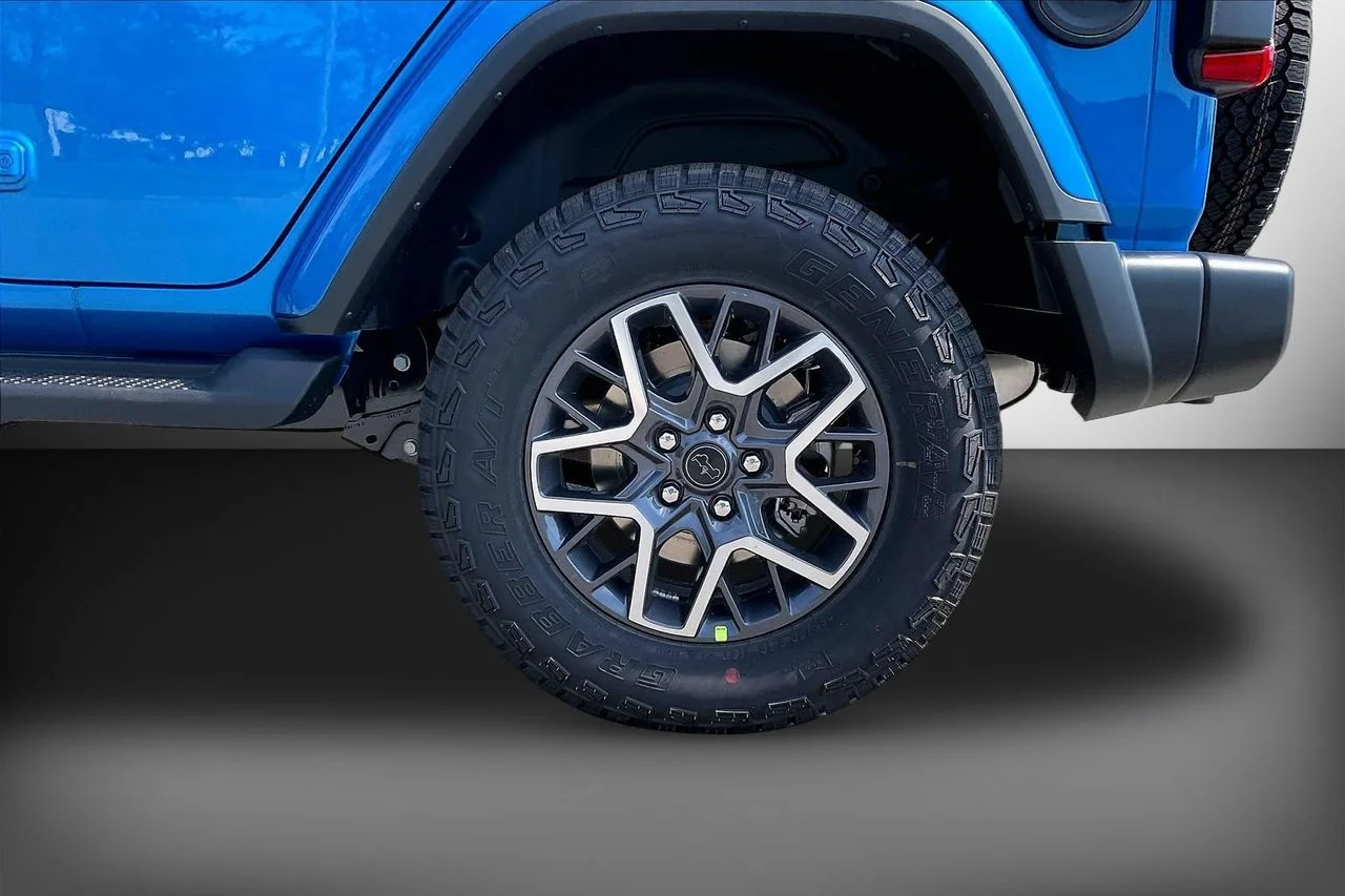 New 2026 Hydro Blue Pearl-Coat Exterior Paint Jeep Sahara image 33
