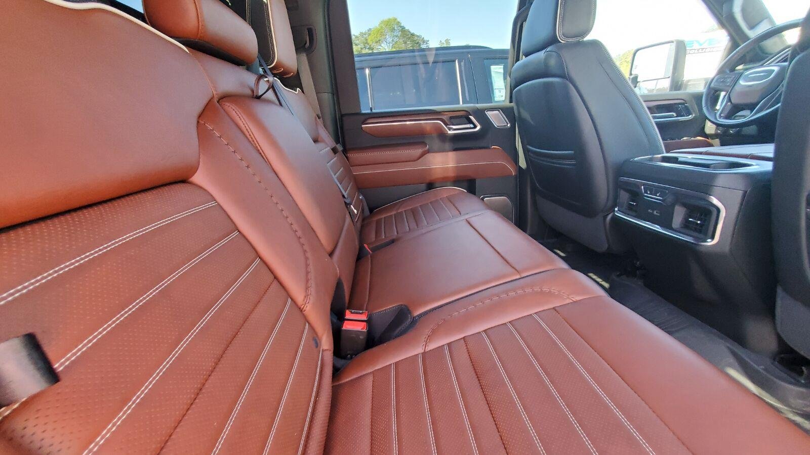 Used 2024 White Frost Tricoat GMC Denali Ultimate image 6