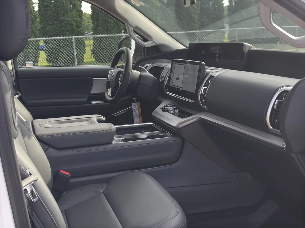 New 2026 Oxford White Ford MAX Active image 16
