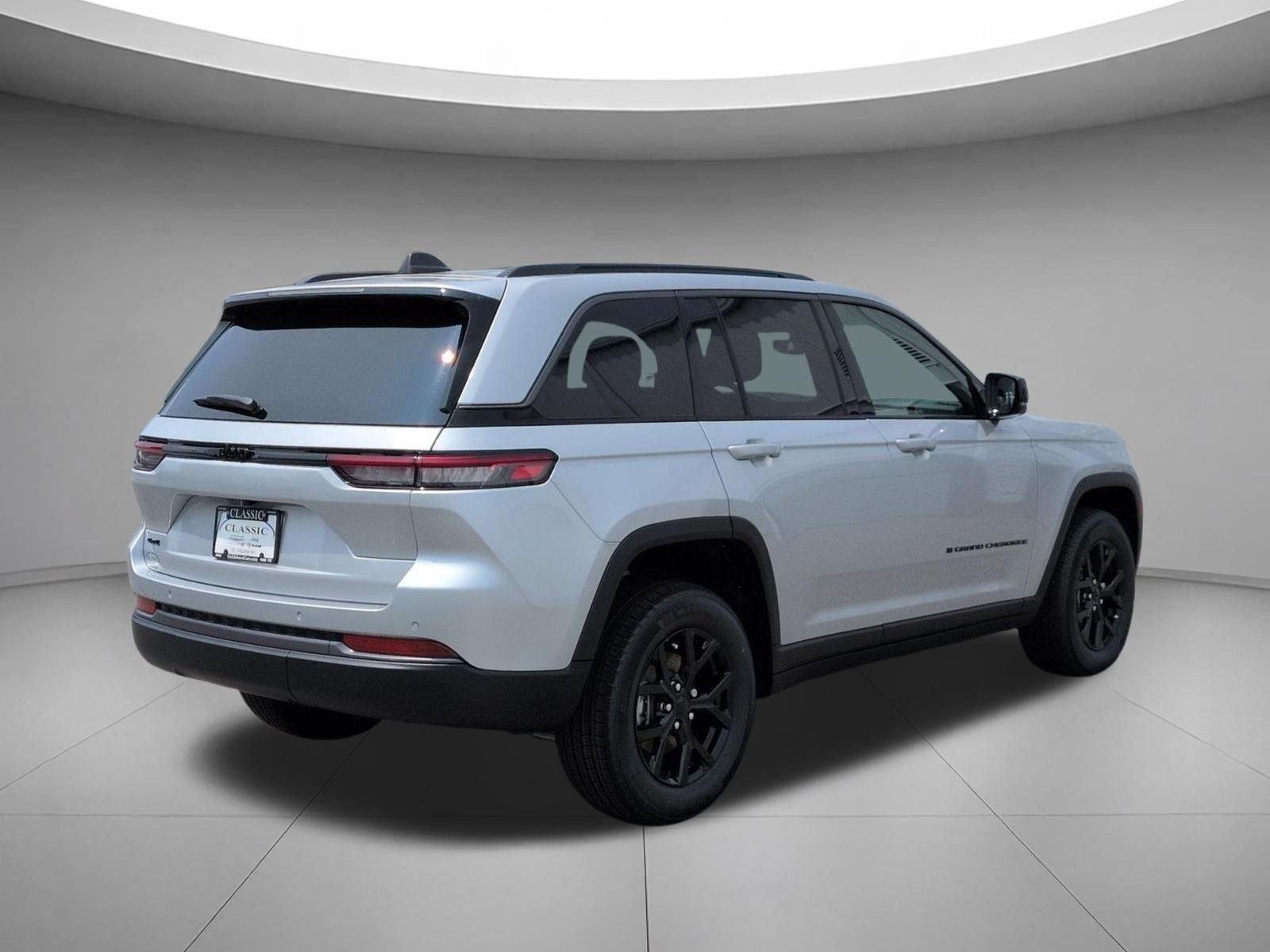New 2026 Silver Zynith Exterior Paint Jeep Laredo Altitude image 5