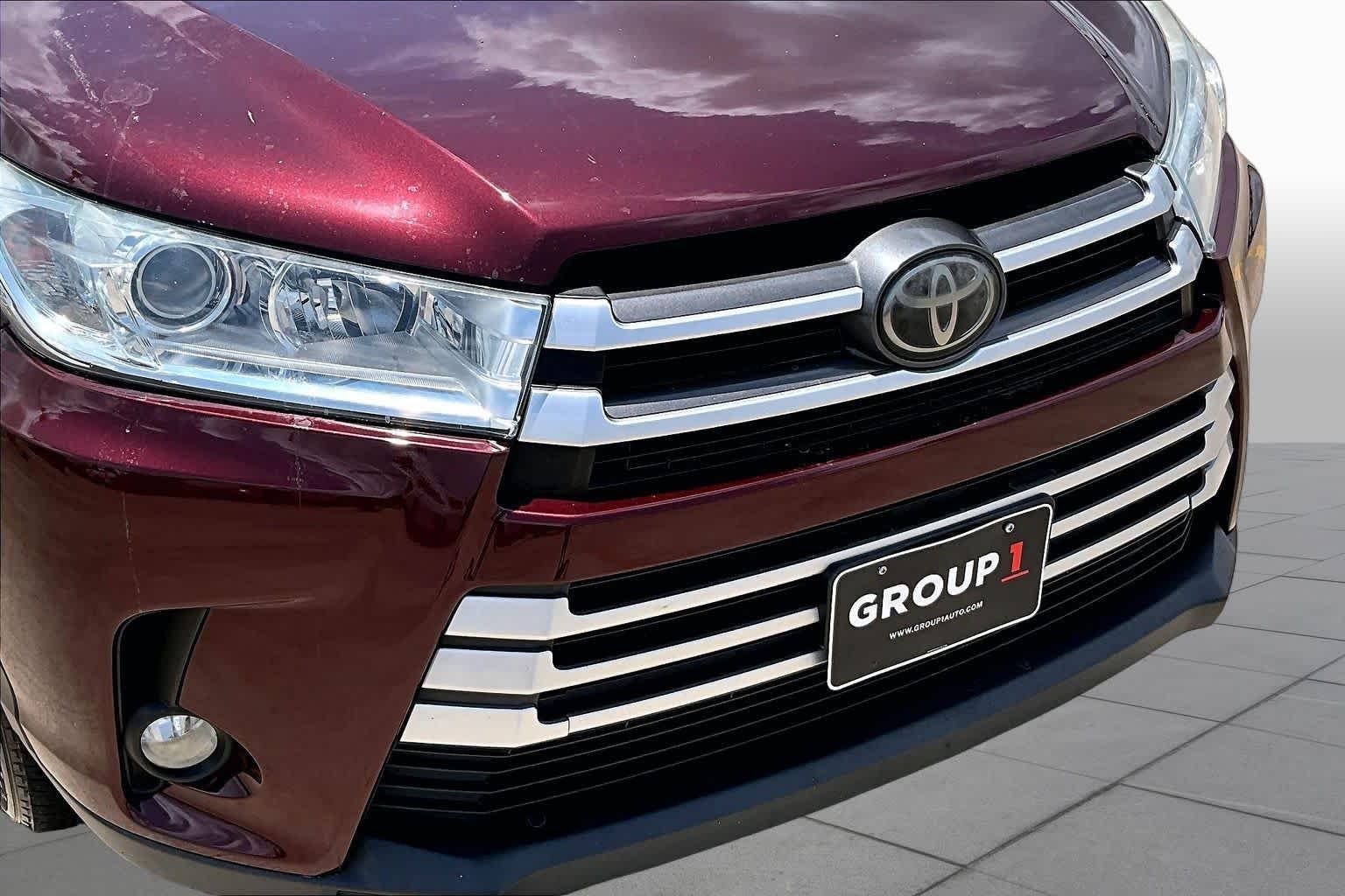 Used 2017 Ooh La La Rouge Mica Toyota XLE image 30