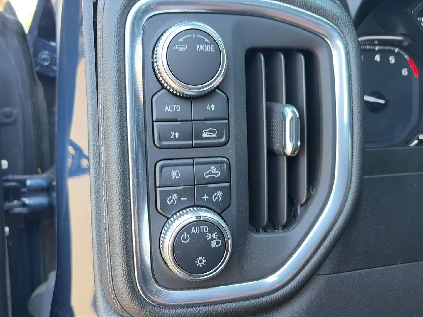 Used 2021 Pacific Blue Metallic GMC Elevation image 8