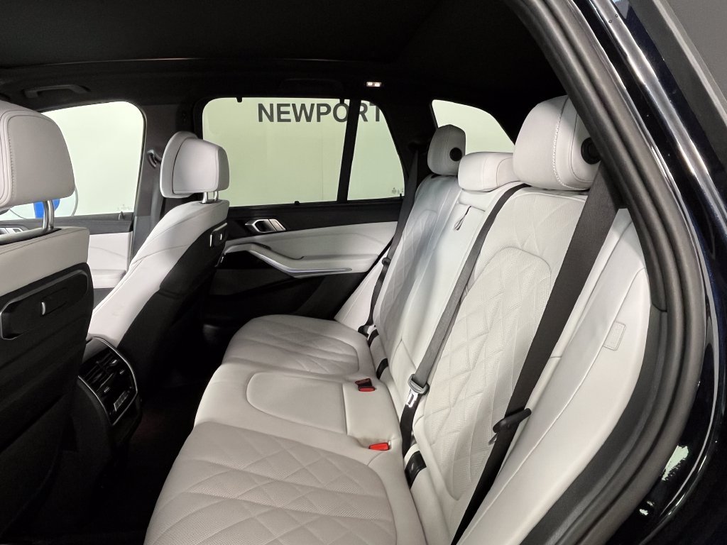 Used 2025 Black BMW xDrive40i image 4