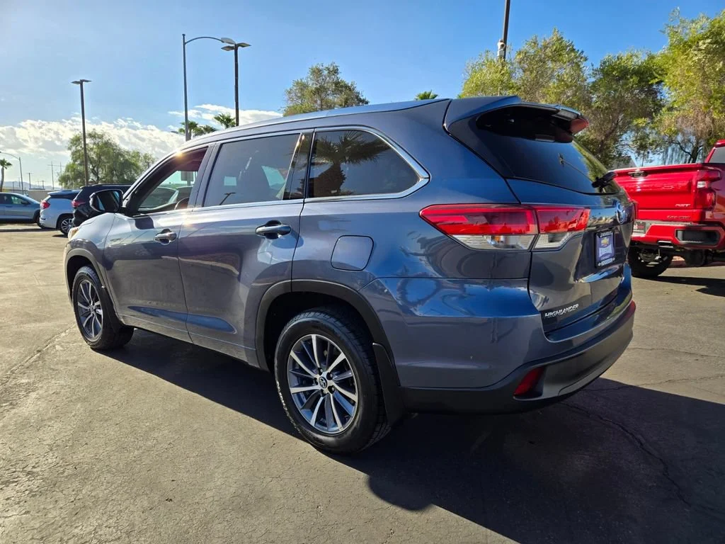 Used 2018 Shoreline Blue Pe Toyota SE image 4