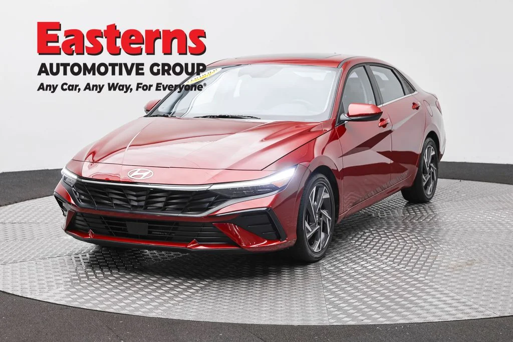 Used 2025 Red Hyundai SEL Convenience image 1