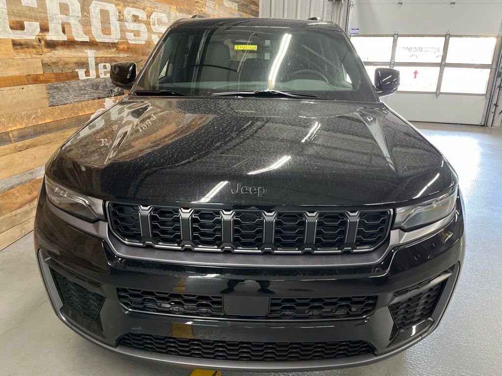 New 2026 Diamond Black Crystal Pearl-Coat Exterior Paint Jeep Altitude image 8