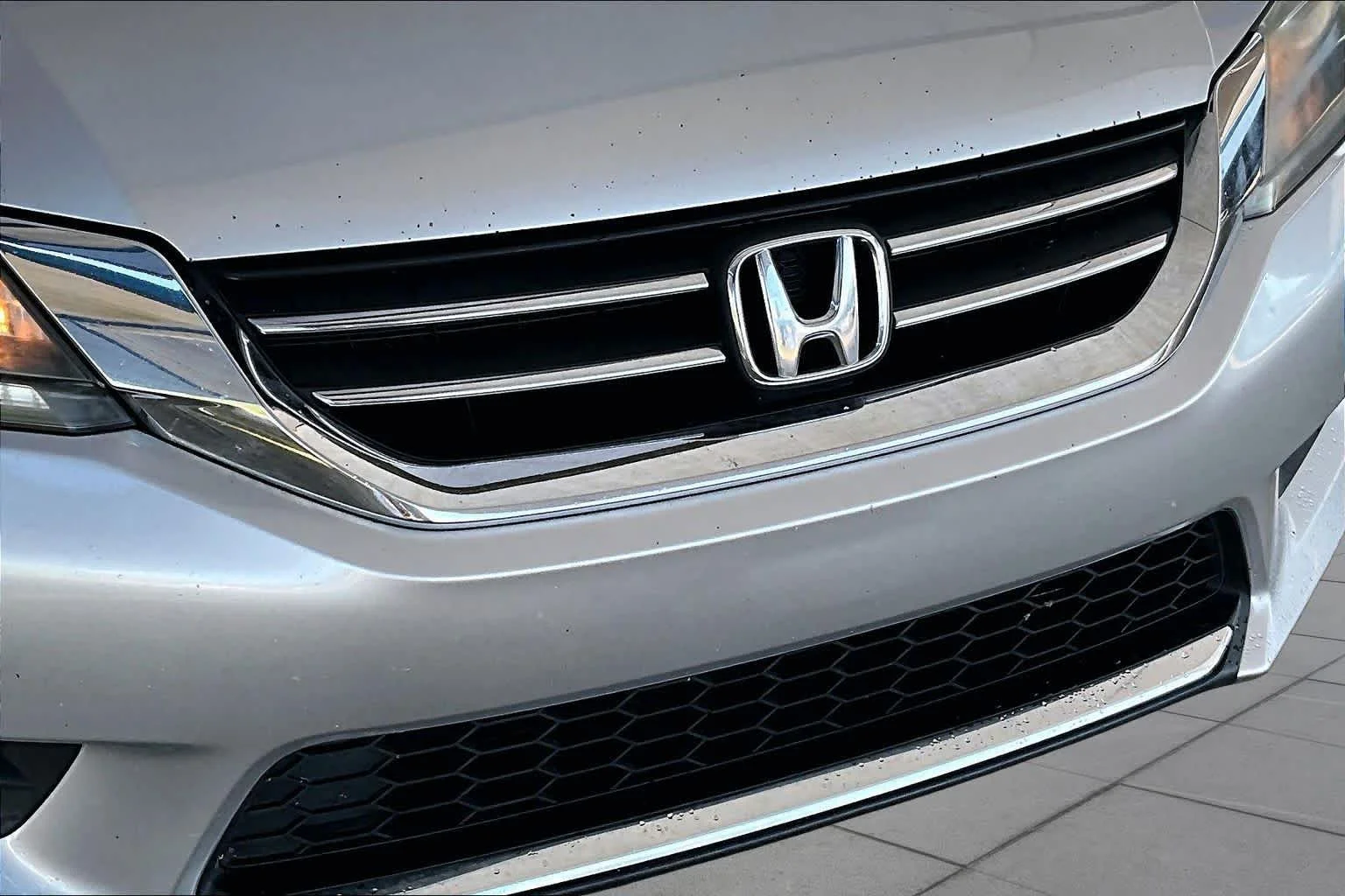 Used 2013 Alabaster Silver Metallic Honda LX image 28