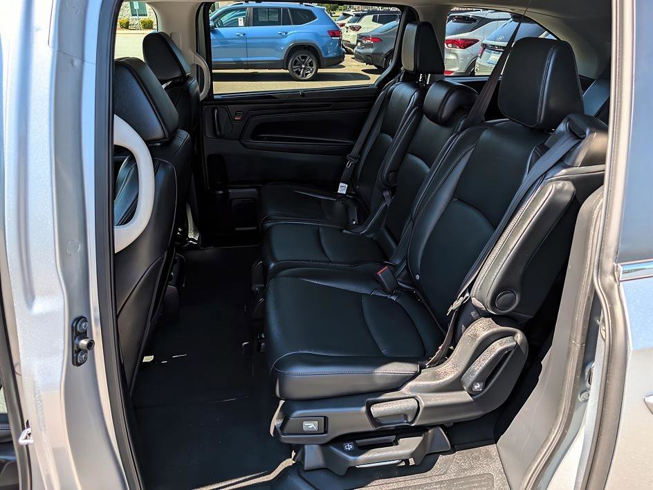 Used 2025 Solar Silver Metallic Honda EX-L image 9
