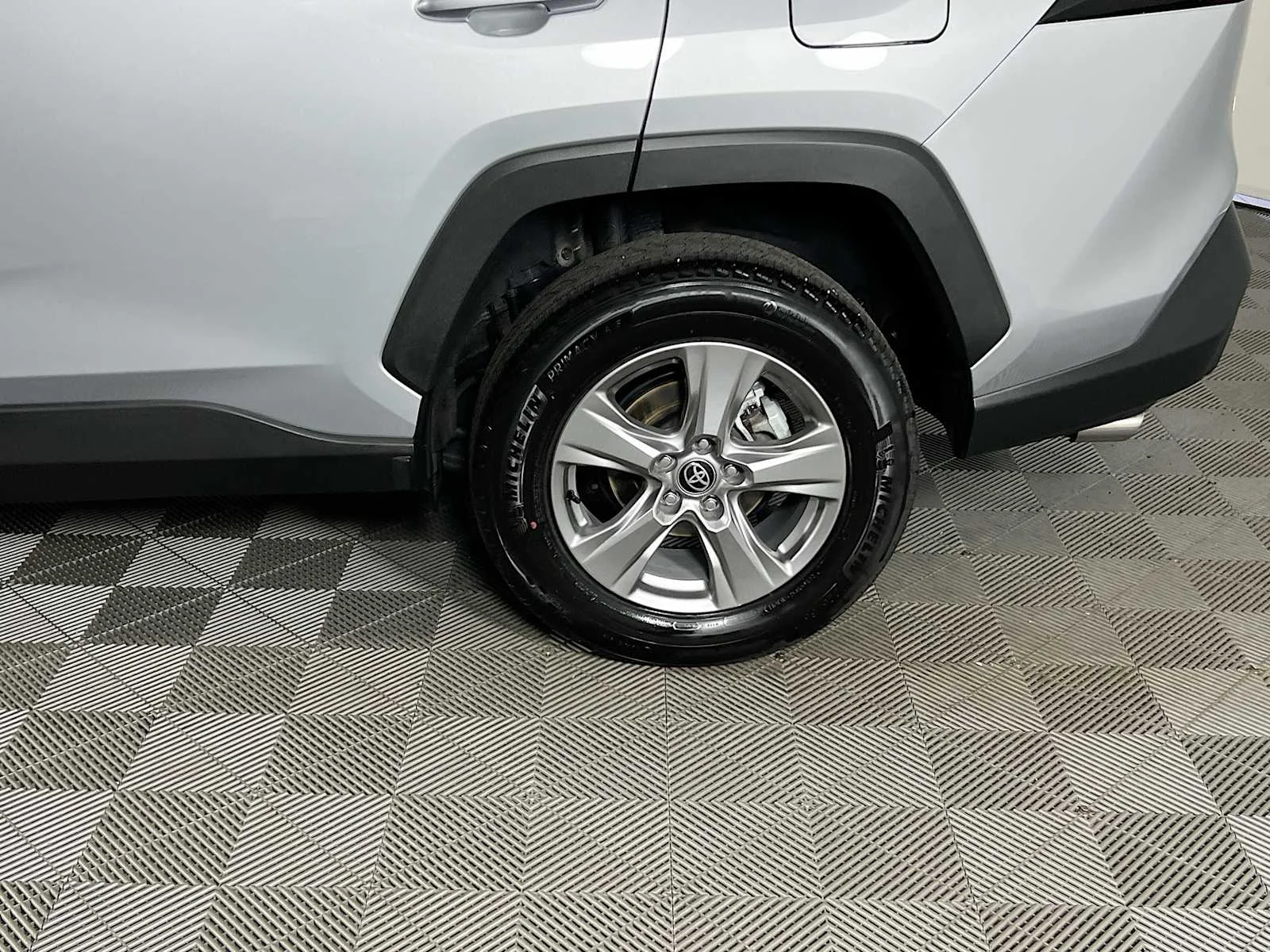 Used 2025 Silver Sky Metallic Toyota XLE image 28