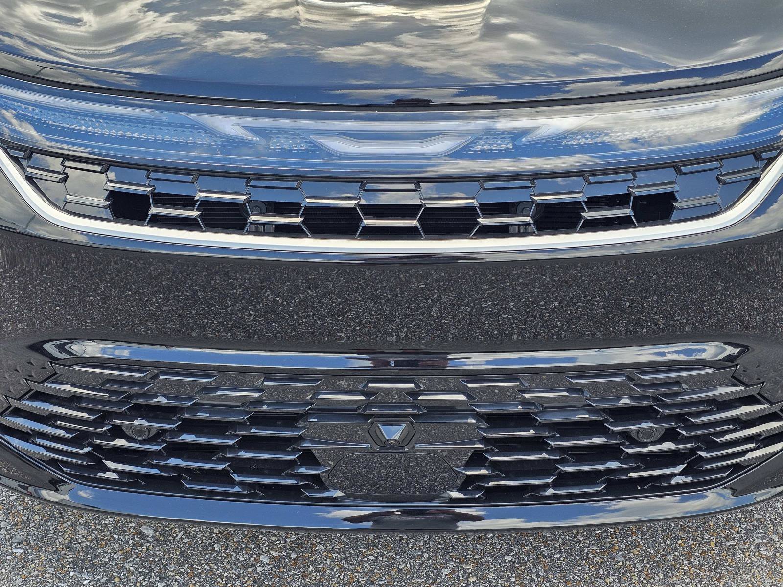 New 2027 Diamond Black Crystal Pearlcoat Chrysler Select image 3