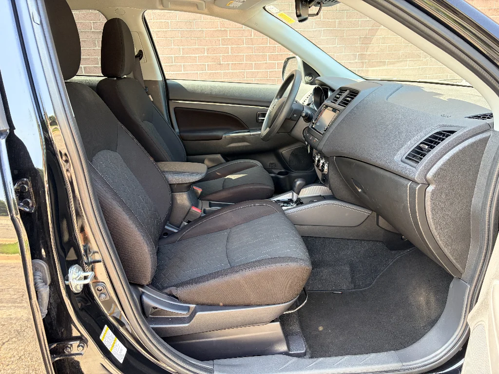 Used 2025 Labrador Black Pearl Mitsubishi ES image 19