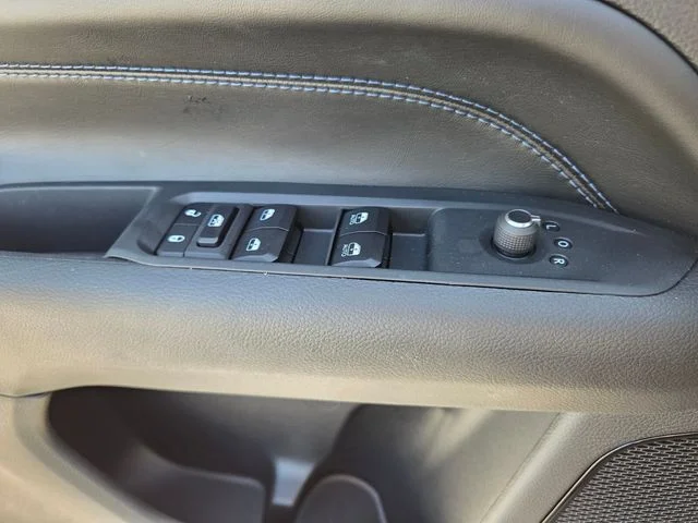 New 2026 Diamond Black Crystal Pearlcoat Jeep Latitude image 21