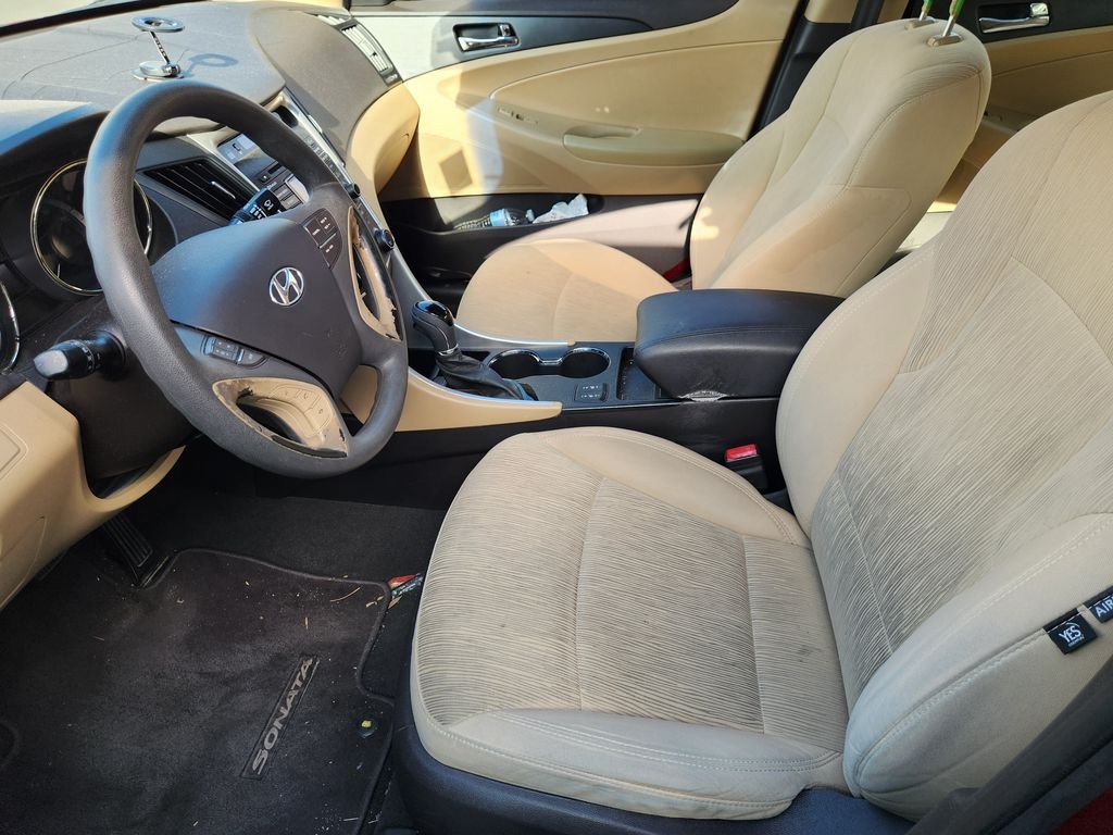 Used 2013 Sparkling Ruby Mica Hyundai GLS image 9