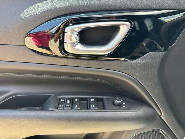 New 2026 White Jeep Latitude image 21