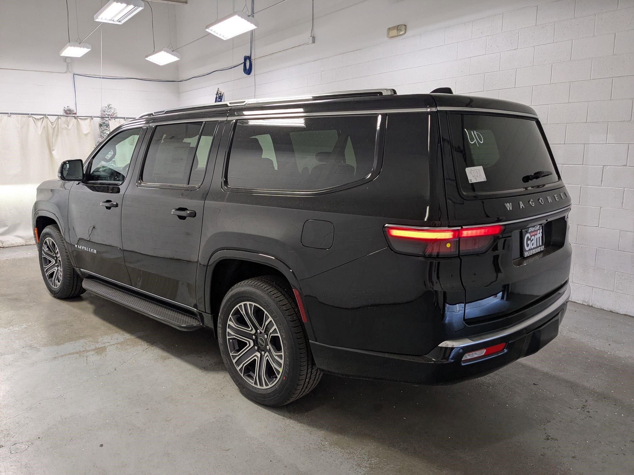 2025 Jeep Wagoneer L Series II - Photo 7