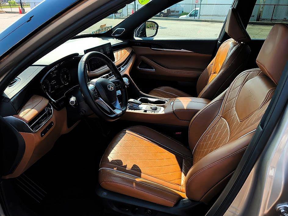 Used 2025 Warm Titanium/Black Obsidian INFINITI AUTOGRAPH image 8