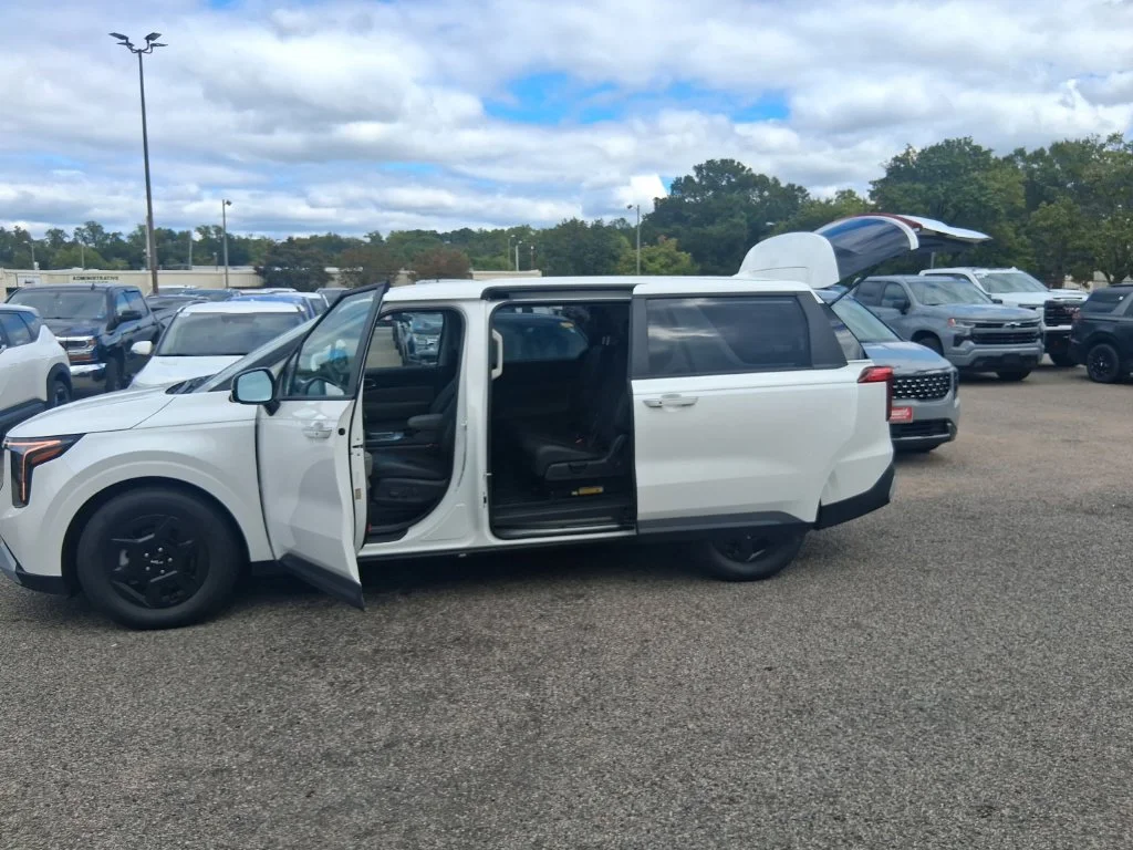 Used 2026 White Kia LXS image 19