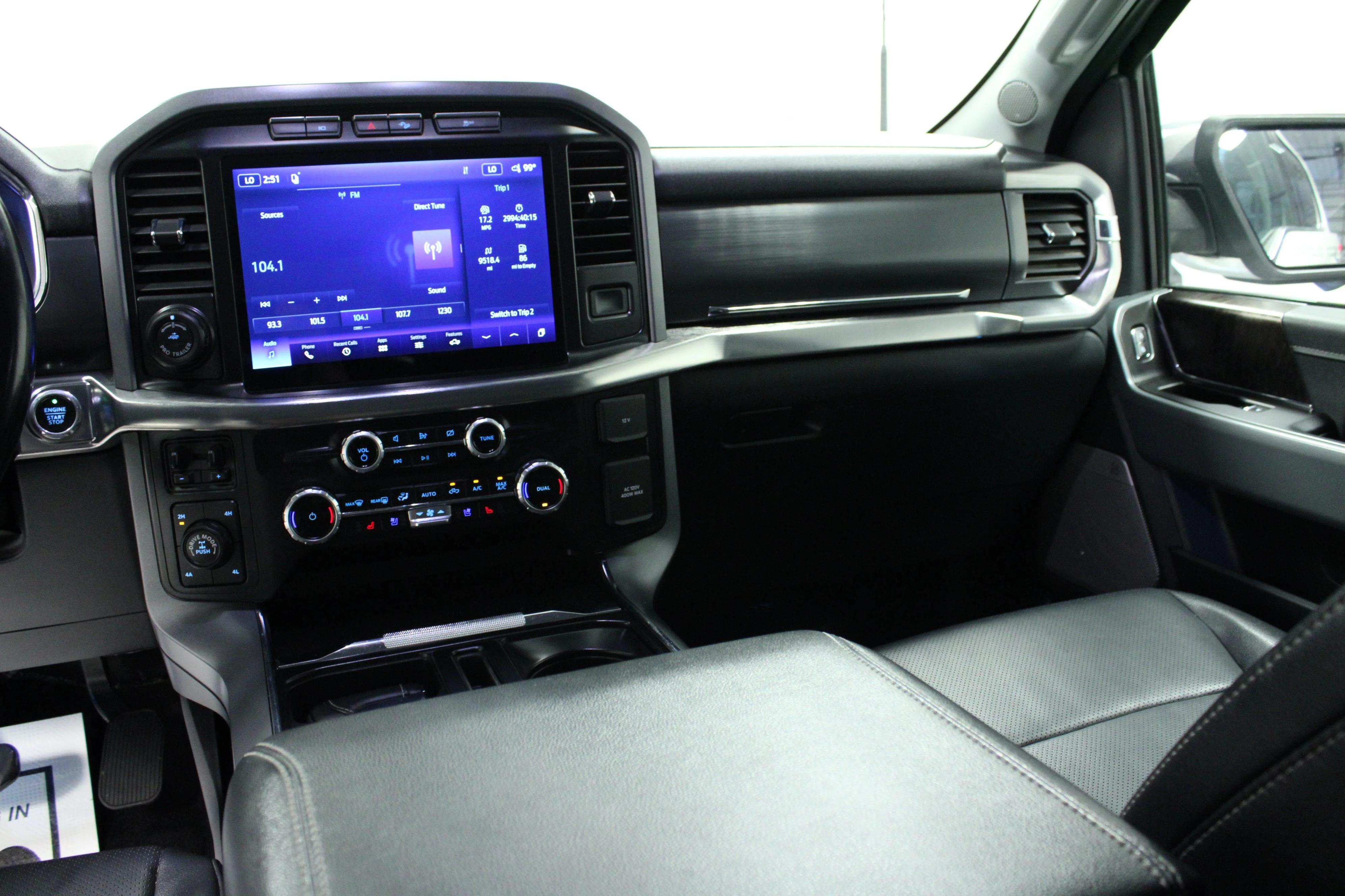 Used 2022 Star White Metallic Tri-Coat Ford LARIAT image 19